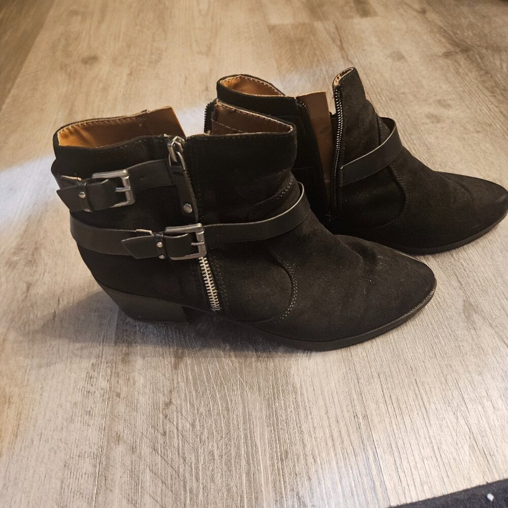 Black bucle booties